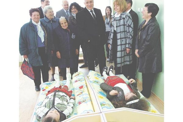 Премиерът Бойко Борисов и кметът на София Йорданка Фандъкова откриха нова детска градина в с. Лозен. Тя е за 80 деца, а инвестицията е 3,040 млн. лв.
СНИМКА: РУМЯНА ТОНЕВА