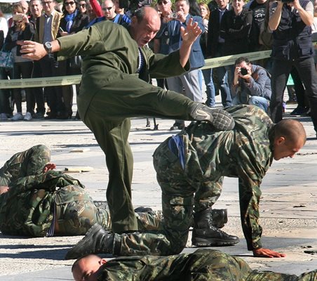 Рейнджъри от бригада "Специални сили" демонстрираха на централния площад в Пловдив бойни техники