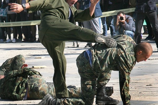 Рейнджъри от бригада "Специални сили" демонстрираха на централния площад в Пловдив бойни техники