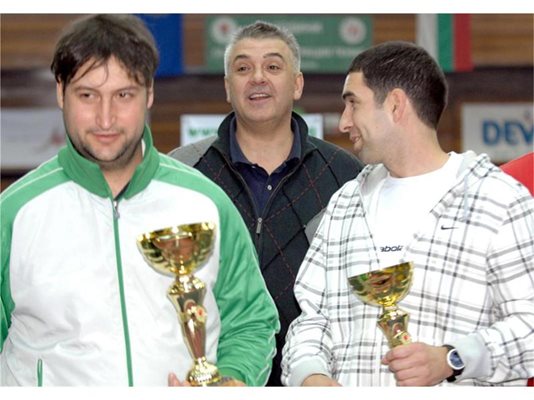 Бившият номер 1 в тениса Слободан Живойнович награди вчера държавните шампиони на двойки в зала Йордан Кънев (вляво) и Илия Кушев. 
СНИМКА:
ПИЕР ПЕТРОВ
