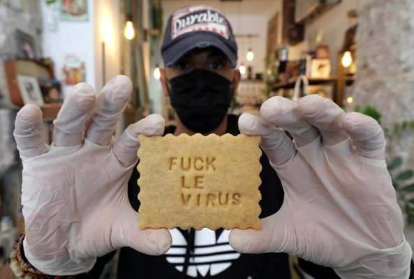 Собственик на пекарна в Ница прави бисквити за медицинските лица. 