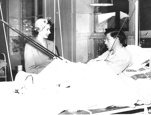 Кралица Елизабет II посети барака с пациенти с туберкулоза на Британския червен кръст през 1951 г. СНИМКА: РОЙТЕРС