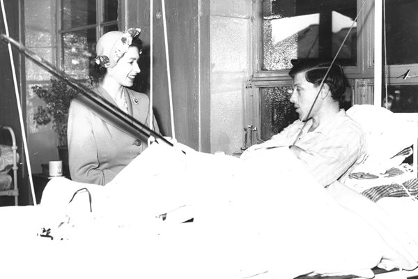 Кралица Елизабет II посети барака с пациенти с туберкулоза на Британския червен кръст през 1951 г. СНИМКА: РОЙТЕРС
