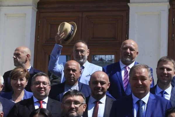 Депутатите от ГЕРБ-СДС с последна снимка като част от отиващия си парламент