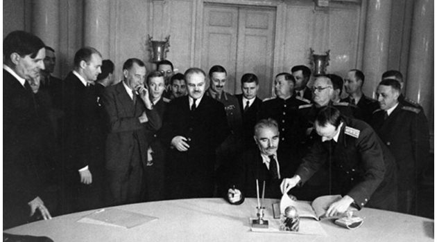 Подписване на  Московското примирие през 1944 г. На масата е Добри Терпешев.