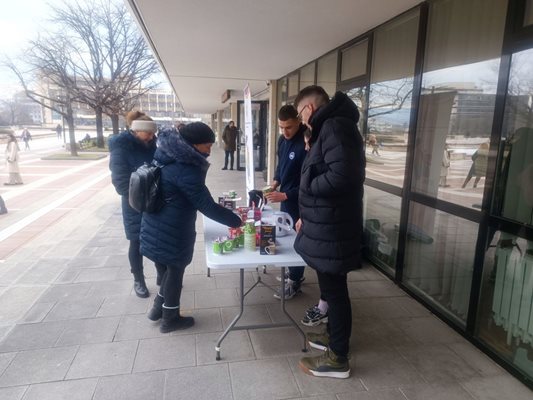 Младежи раздават топъл чай на площада в Благоевград.