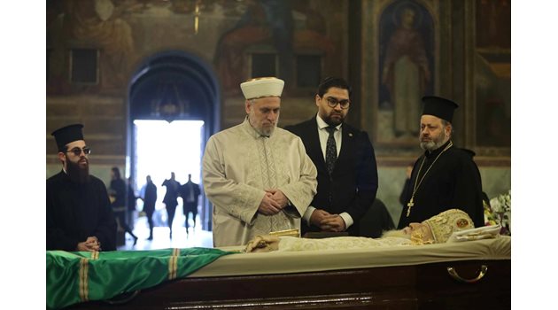Главният мюфтия Мустафа Хаджи също почете патриарха.