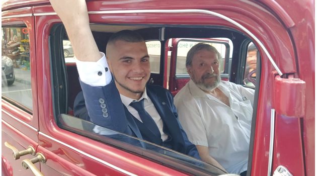 Георги Бундов избра 94–годишна ретро кола за бала.