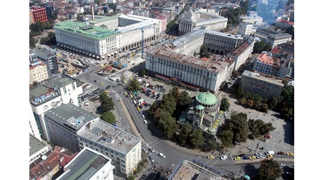 Сградата е разположена в “Триъгълника на властта”.