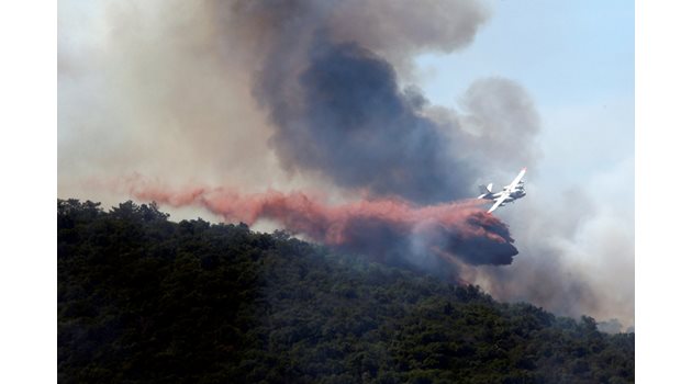 Самолет гаси пожар край френския курорт Борм ле Мимоза.