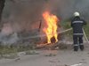 Кола изгоря на пътя след удар в дърво, пътуващите оцеляха (Снимки)