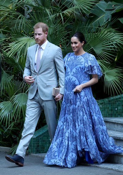 Херцогинята на Съсекс бе зашеметителна в рокля на Каролина Ерера, когато се присъедини към съпруга си принц Хари за среща с крал Мохамед VI СНИМКИ: РОЙТЕРС