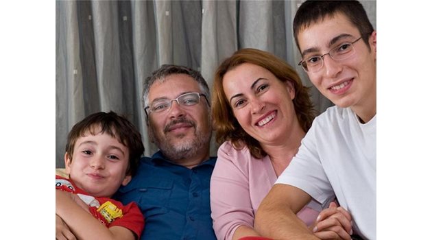 РОД: Д-р Ертан Сечкин и съпругата му Сертап, която също е лекар, заедно с двамата си сина.
