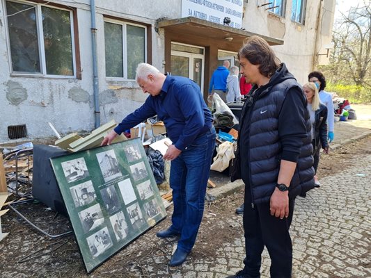 Здравко Димитров, съпровождан от директора на "Чистота" Димитър Георгиев в бившата Белодробна болница.