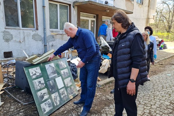 Здравко Димитров, съпровождан от директора на "Чистота" Димитър Георгиев в бившата Белодробна болница.