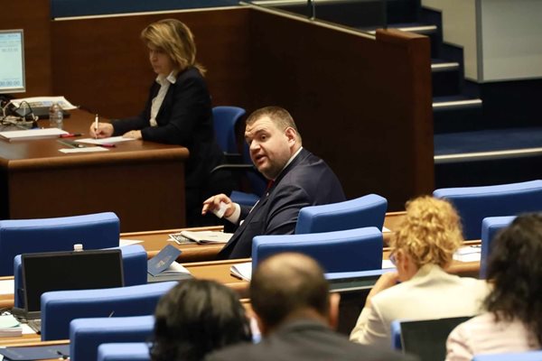 Председателят на парламентарната група на ДПС Делян Пеевски по време на дебата за промени в конституцията.