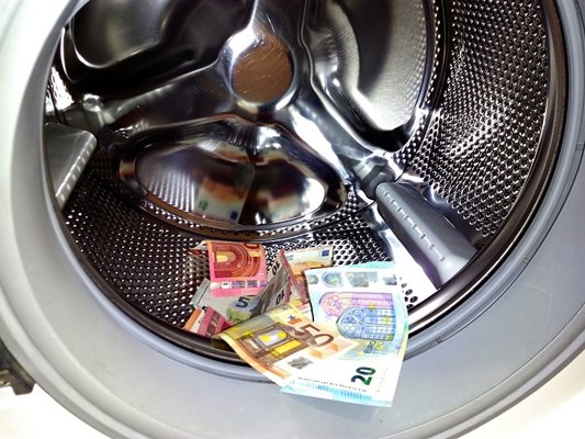 ОАЕ излязоха от списъка на високорисковите страни за пране на пари
