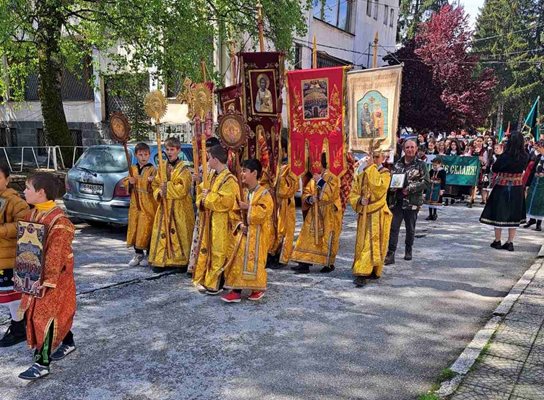 Момченца носят на ръце иконата на баташките мъченици.