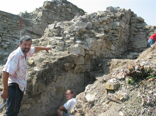 Археологът Константин Тотев показва каменните зидове на царския дворец. СНИМКИ: АВТОРЪТ
