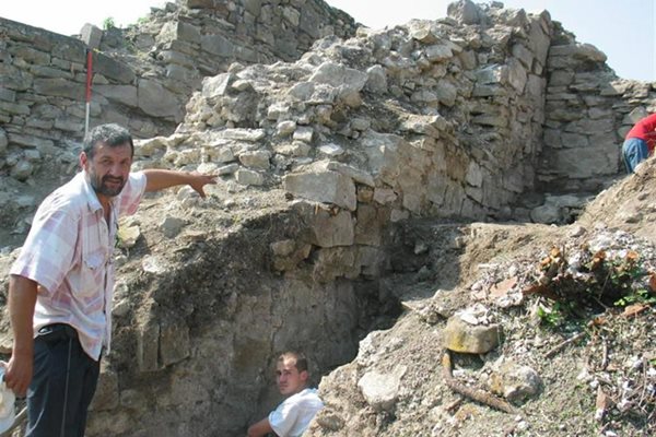Археологът Константин Тотев показва каменните зидове на царския дворец. СНИМКИ: АВТОРЪТ
