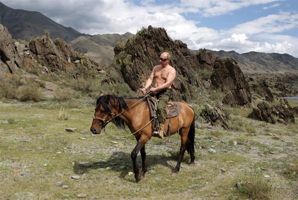 Гол до кръста, Путин язди кон в сибирската автономна република Тува.