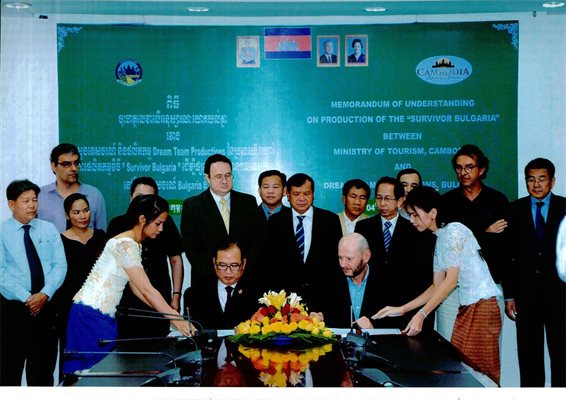 Милошев подписва договор с министъра на културата на Кралство Камбоджа
СНИМКА: ДЕЛЯН МАРКОВ