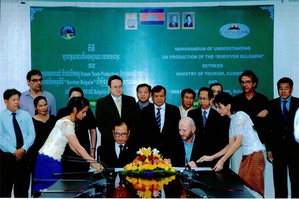 Милошев подписва договор с министъра на културата на Кралство Камбоджа
СНИМКА: ДЕЛЯН МАРКОВ