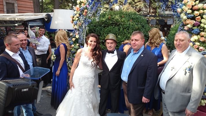 Министър Каракачанов подари каска на младоженеца Волен Сидеров