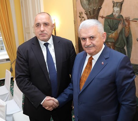 Борисов поздравява турския министър-председател Бинали Йълдъръм.
