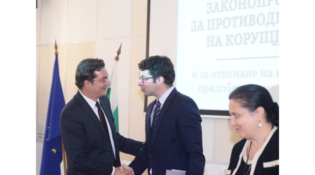 Вицепремиерът Атанас Пеканов и правосъдният министър Крум Зарков представиха проекта.