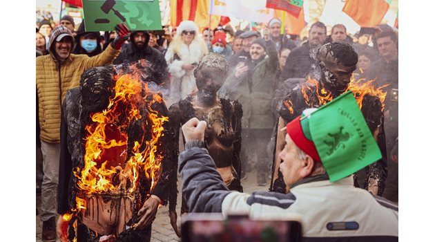 Протестиращите запалиха чучела с лика на ръководителката на ЕЦБ Кристин Лагард, еврокомисаря по икономически въпроси Валдис Домбровскис и на председателя на Еврогрупата Паскал Донахю.