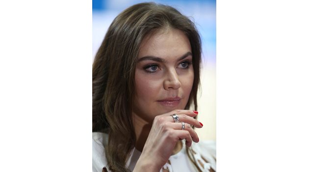 В края на 2016 г. Кабаева дава интервю, в което се вижда, че носи сребърна халка. Но не е ясно дали е омъжена.