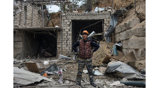 Военен проверява дали сред руините на бомбардирана сграда в столицата на Карабах няма оцелели. 