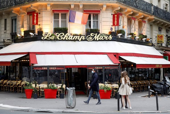 Ресторантите в Париж опустяха преди националната блокада във Франция, която влиза в сила от петък.
