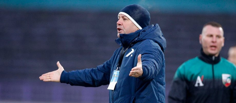 Треньорът на "Левски" Славиша Стоянович жестикулира на стадион "Ивайло". Снимка: клубен сайт