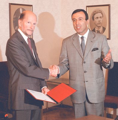 15 юли 2001 г. - президентът Петър Стоянов връчва мандат на Симеон за съставяне на правителство.