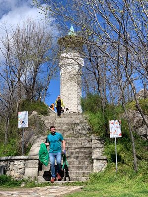 И на Сахат тепе се включиха граждани в почистването.