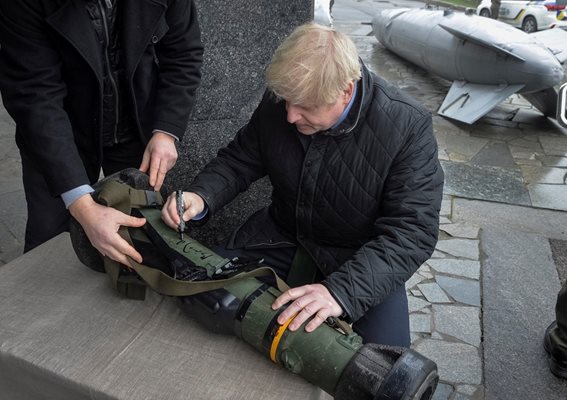Борис Джонсън разглежда изложба, посветена на руската инвазия в Украйна в Киев СНИМКА: Ройтерс