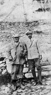 Археологът (ляво) и цар Борис III пред разкопките на Мадарските скали