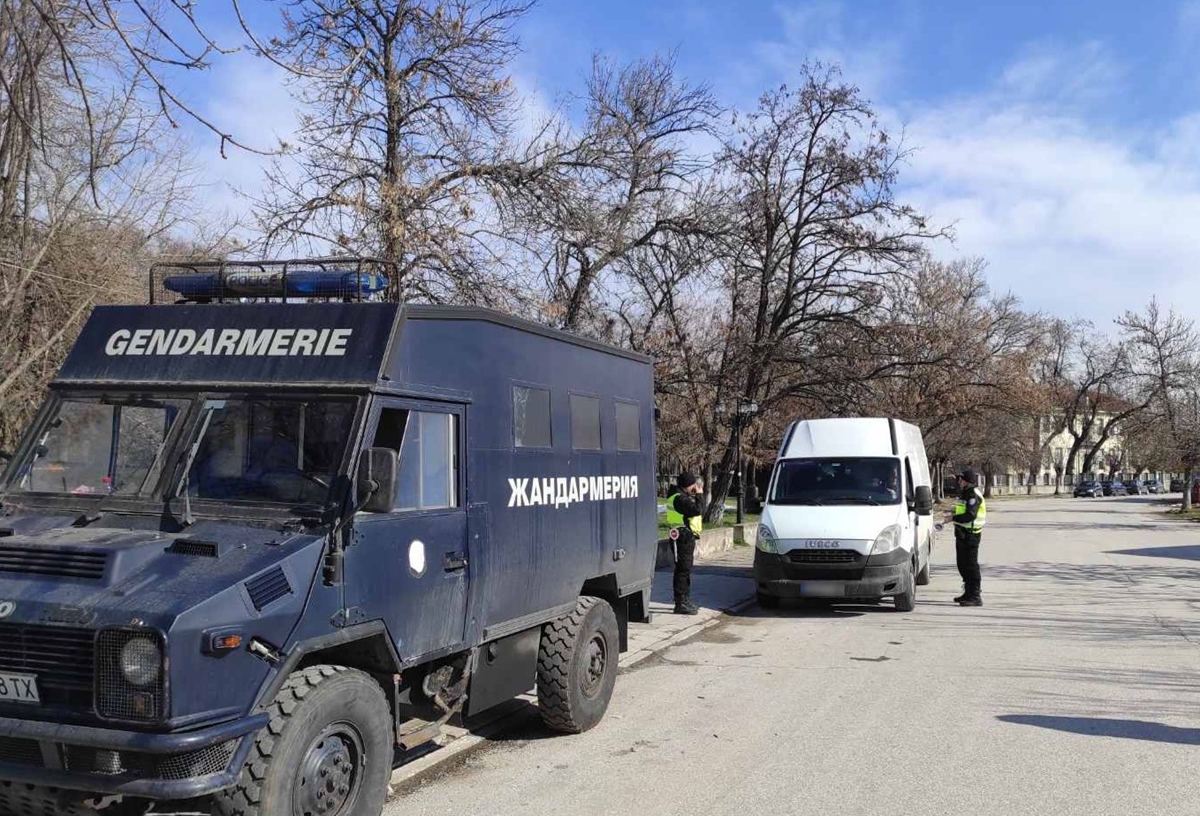 Седем души са задържани по време на  полицейска операция в Перник