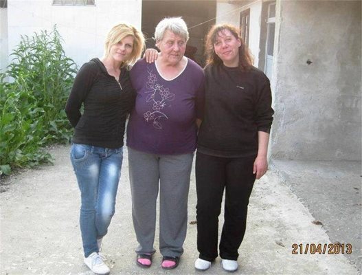 Атанаска (вдясно) с майка си Светла и сестра си Северина. Снимката е от фейсбук профила на майката.