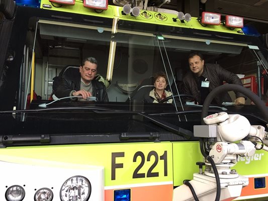 Председателят на сдружението на общините Даниел Панов и шефът на пожарната Николай Николов разглеждат швейцарски пожарен автомобил заедно с посланика ни в Берн Меглена Плугчиева. Визитата им там е била по нейна идея.