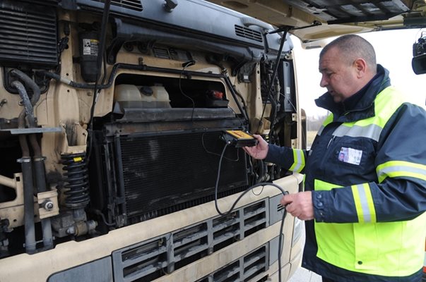 Започнаха проверки на ДАИ и КАТ за вредните газове от коли в София