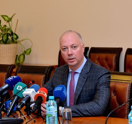 Министърът на транспорта Росен Желязков съобщава пред медиите защо е поискал оставките на тримата от борда на директорите на БДЖ.