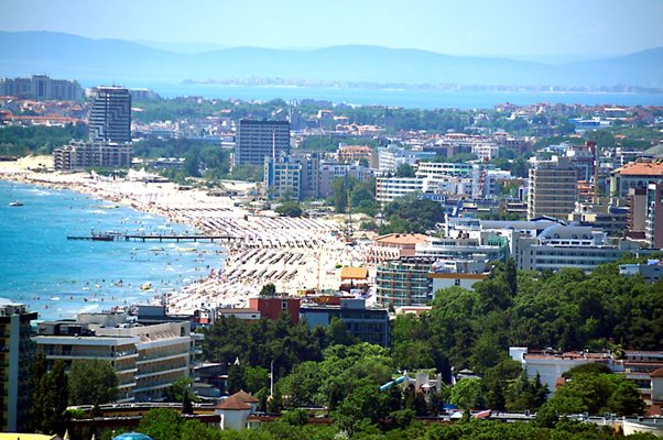 Хотелиерите в Слънчев бряг (на снимката) настояват облекчените концесионни такси за плажовете да важат минимум и за догодина. 
