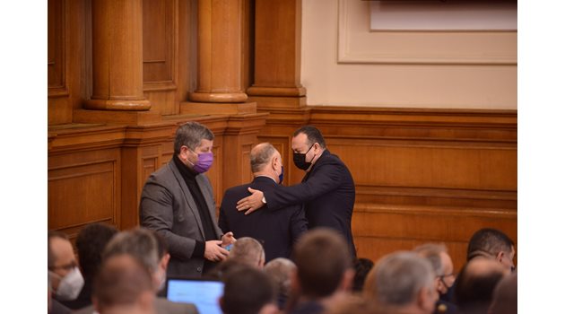 Депутатът от ДПС Хамид Хамид и ген. Атанасов (в гръб) разговарят в пленарната зала.