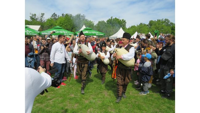 Thousands clogged the main Sofia-Varna road for barbecue and fun near Arbanassi