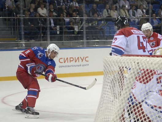 Путин в действие (вляво) на ледената пързалка в Сочи.