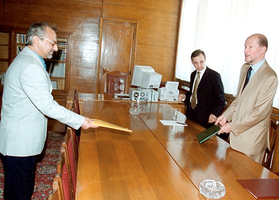 Николай Василев придружава царя по време на консултациите с Ахмед Доган и ДПС за съставяне на правителство през юли 2001 г.