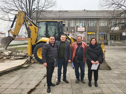 Преди дни кметът на Раковски Павел Гуджеров (вторият отляво надясно) даде старт на реконструкцията на площада в Белозем.